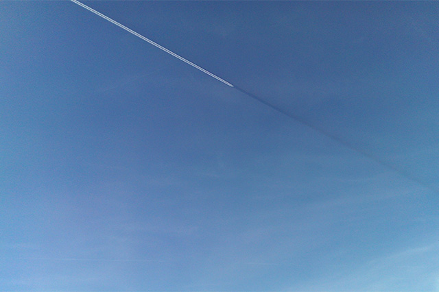 Flugzeug folgt eigenem Schatten