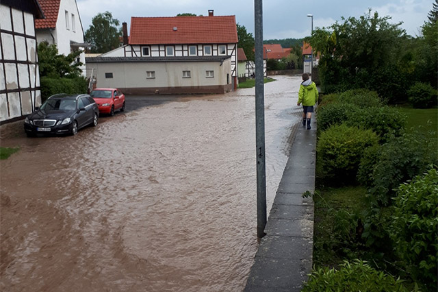 Strassen und Keller überflutet