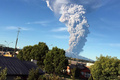 Vulkan schleudert Asche und Lava