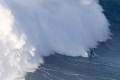 Surfer reiten auf Extremwellen
